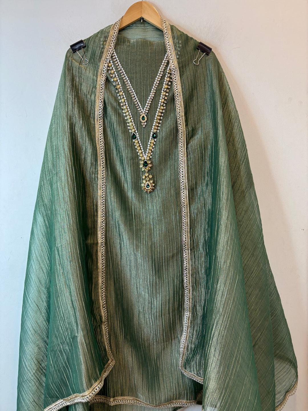 Aaradhya – Crush Tissue Kundan Pearl Suit DBPUU02