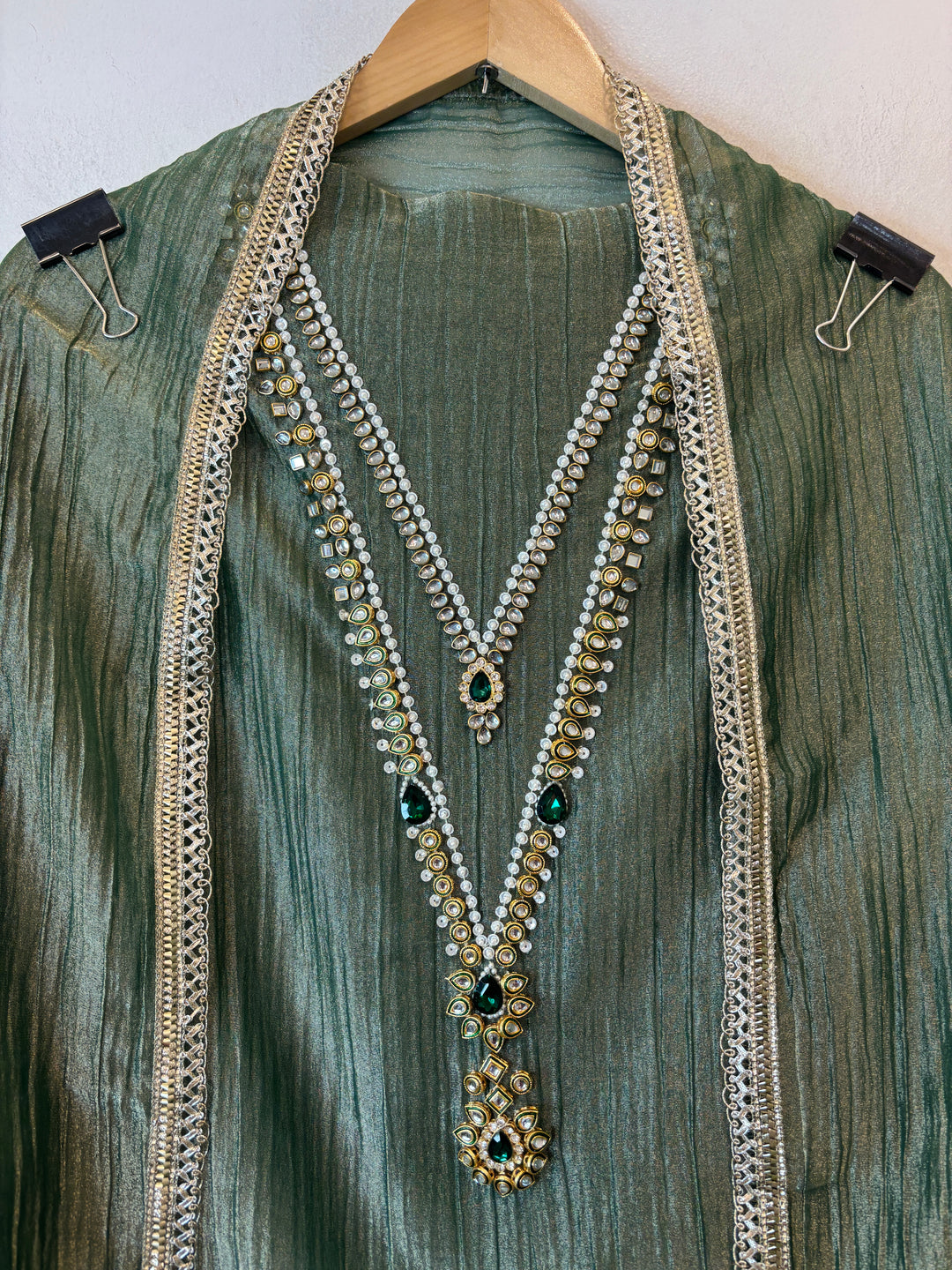 Aaradhya – Crush Tissue Kundan Pearl Suit DBPUU02
