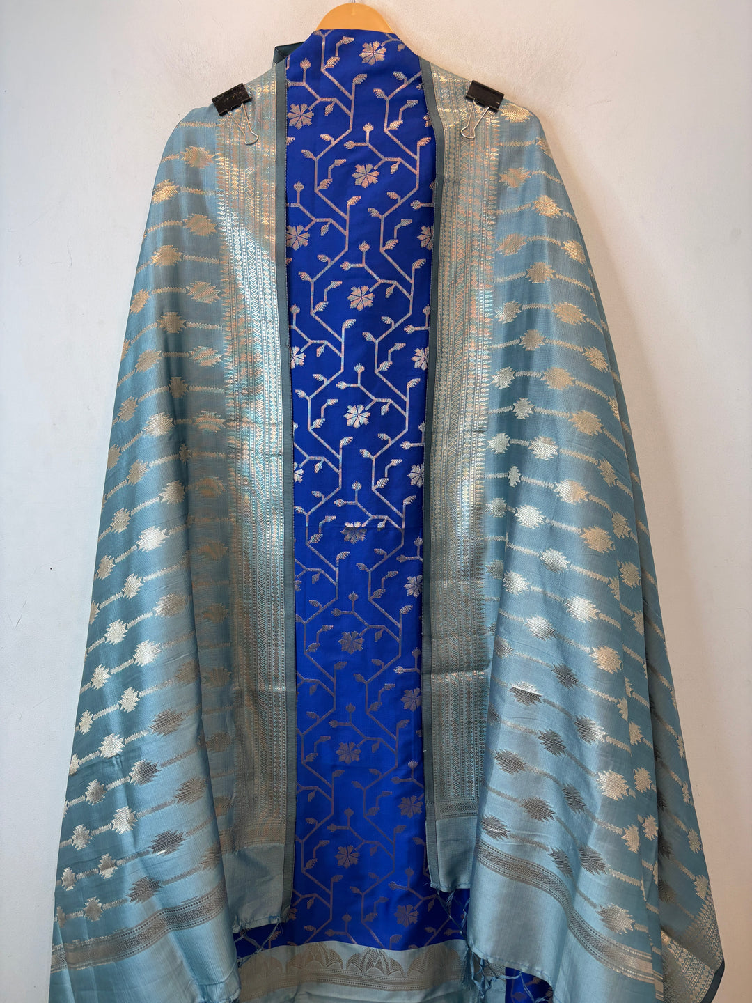 Mahira – Banarasi Silk Zari Jaal Ensemble DBPDL01