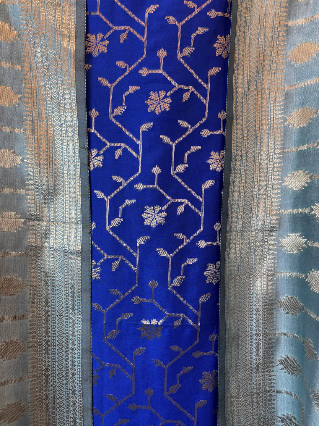 Mahira – Banarasi Silk Zari Jaal Ensemble DBPDL01