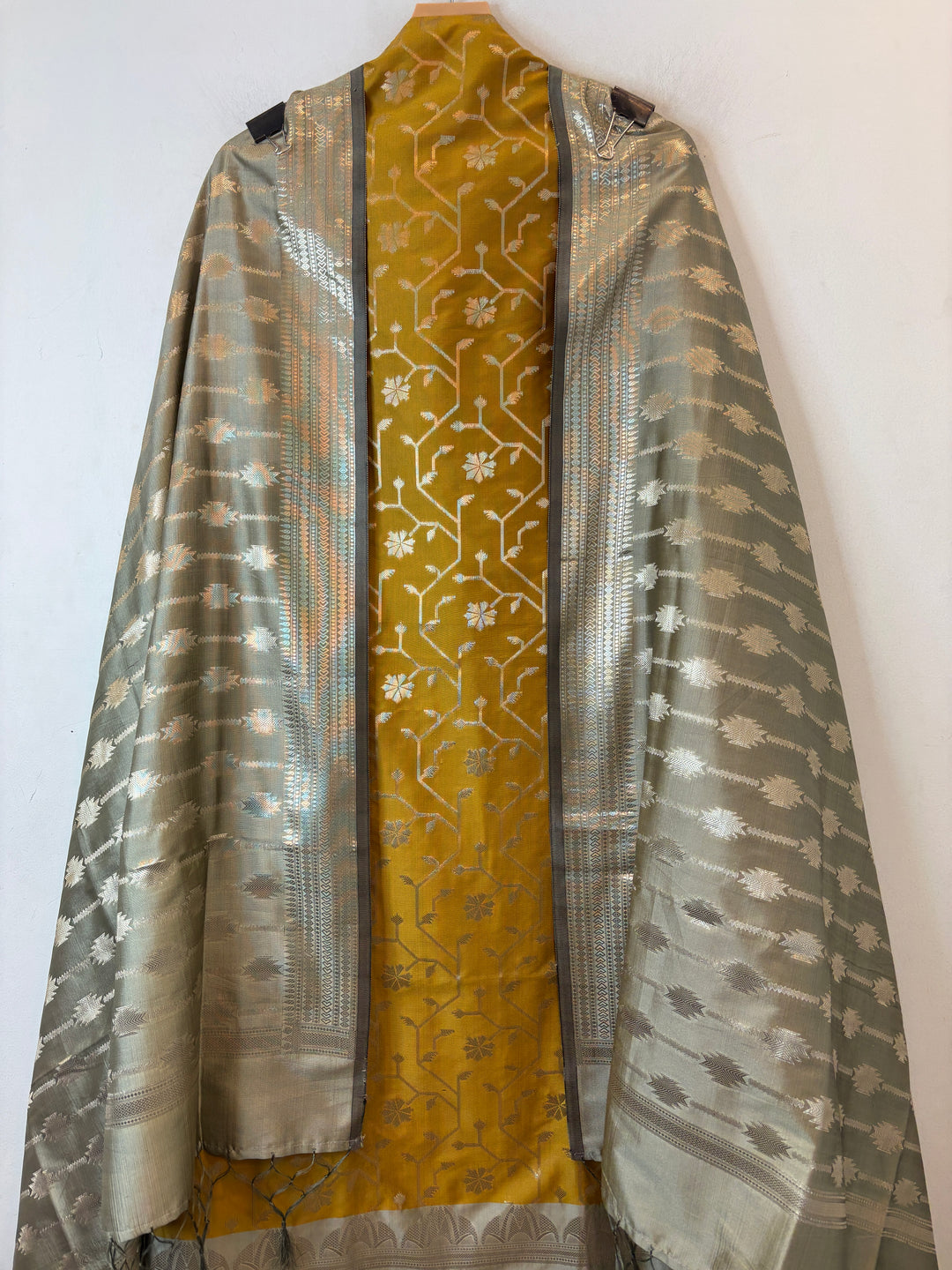 Mahira – Banarasi Silk Zari Jaal Ensemble DBPDL04