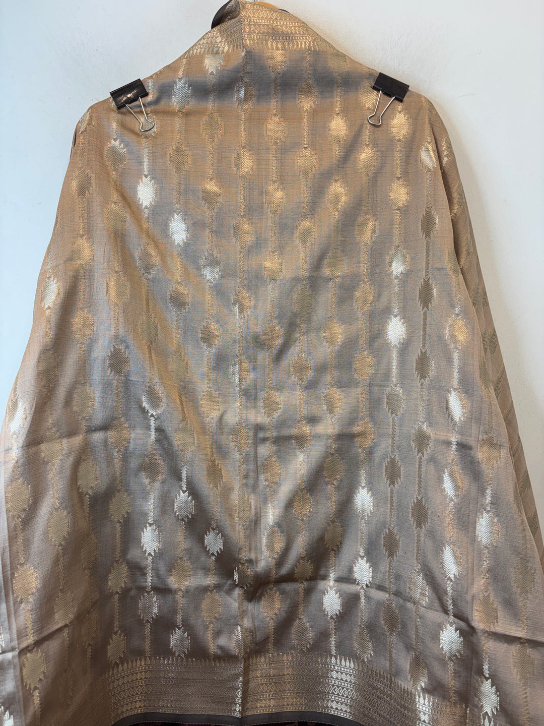 Mahira – Banarasi Silk Zari Jaal Ensemble DBPDL05