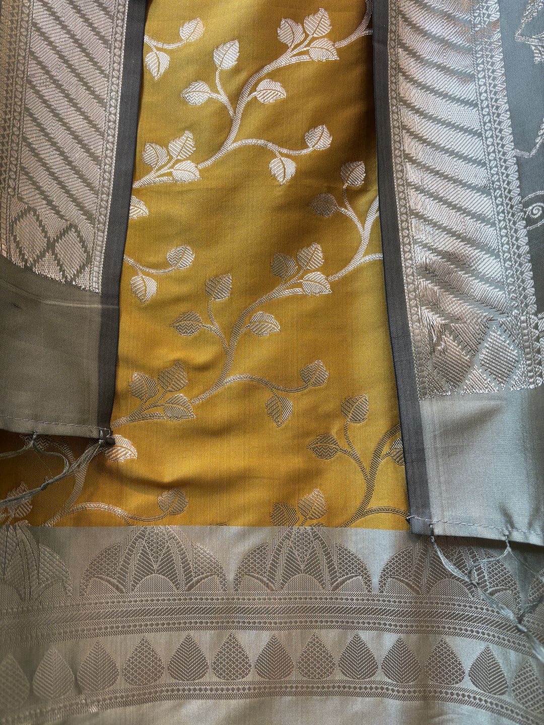 Anaya – Banarasi Silk Zari Jaal Ensemble DBPHK03