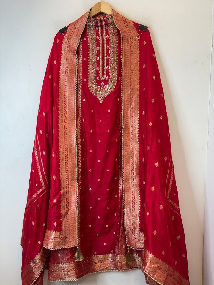 Mahira – Red Silk Dabka Cutdana Anti-Gold Ensemble