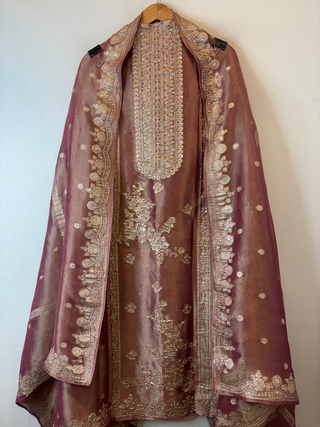 Aaradhya – Peach Kanjivaram Zari Cutdana Ensemble