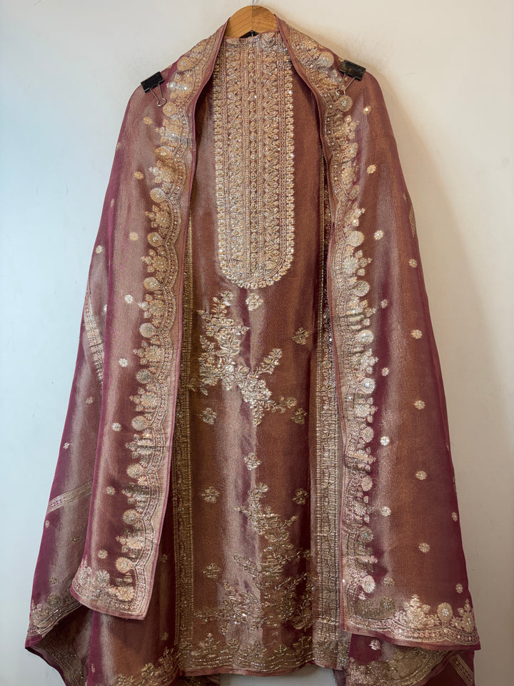 Aaradhya – Pink Kanjivaram Zari Cutdana Ensemble