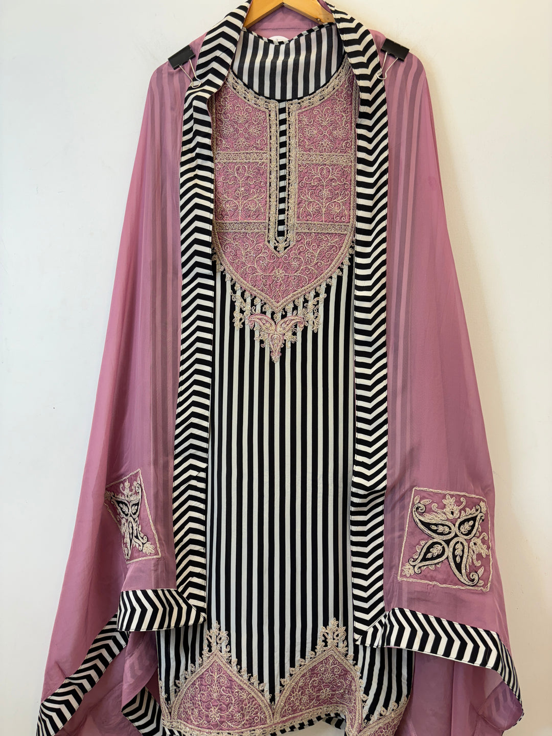 Kaari – Dori &amp; Appliqué Work Crepe Suit