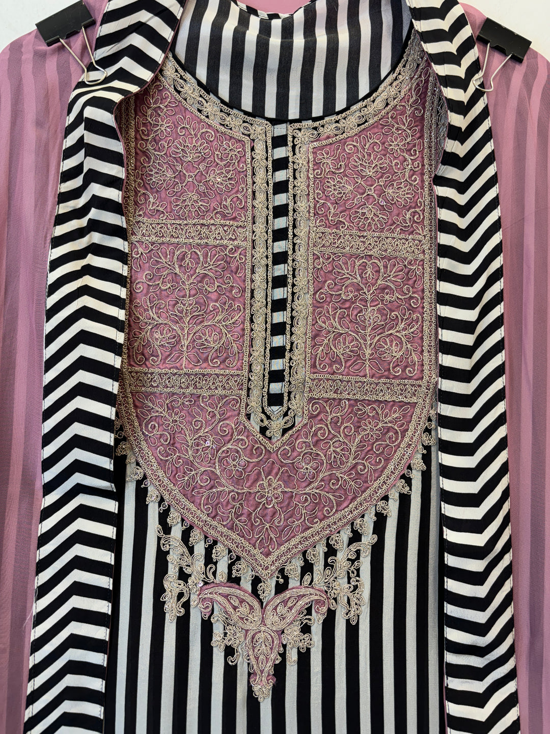 Kaari – Dori &amp; Appliqué Work Crepe Suit