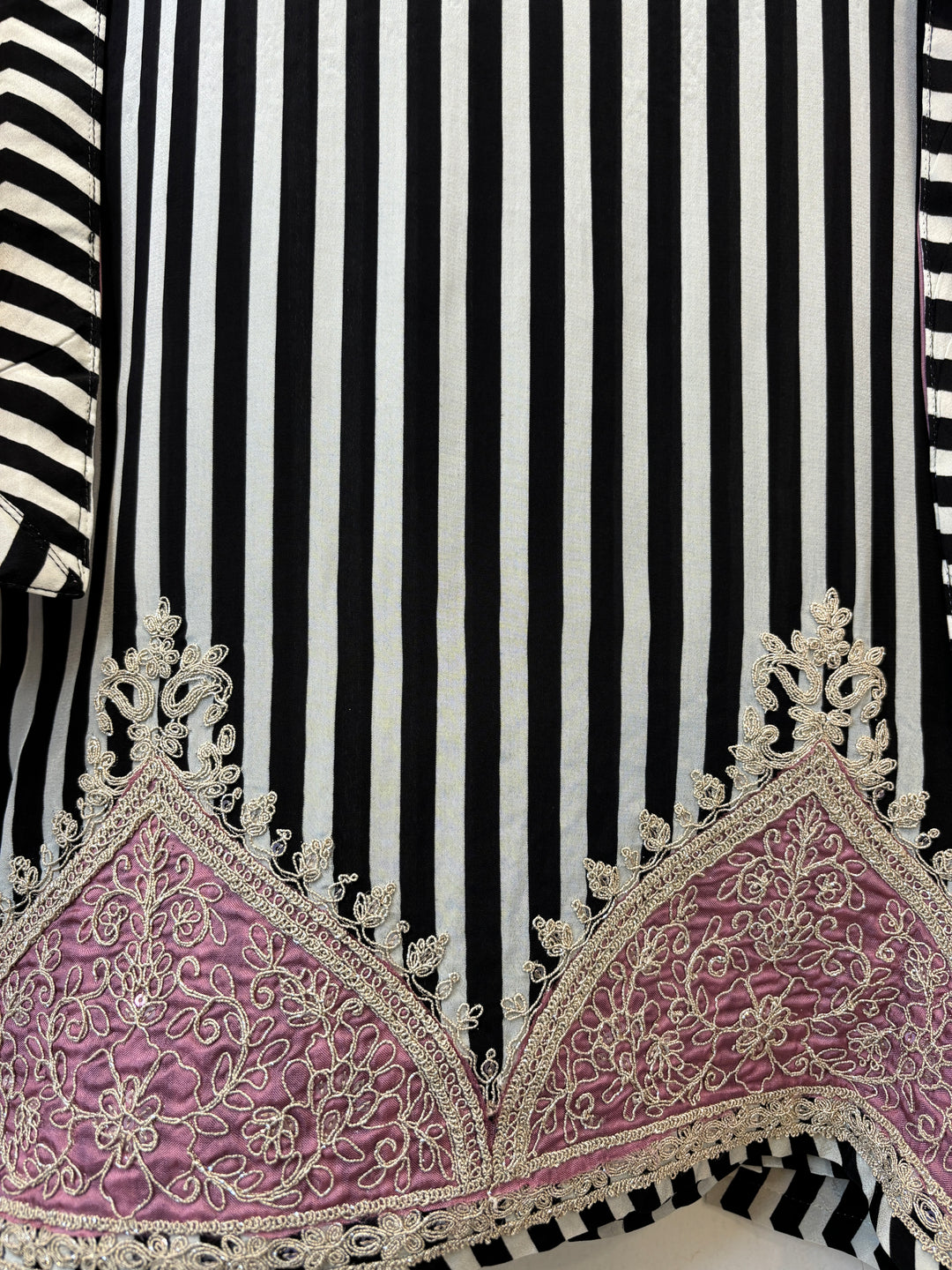 Kaari – Dori &amp; Appliqué Work Crepe Suit