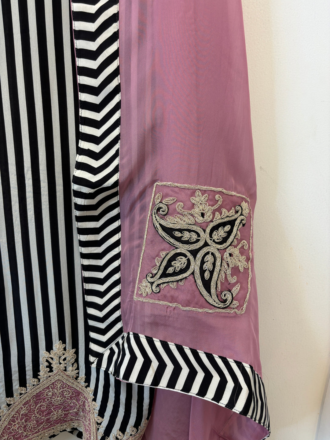Kaari – Dori &amp; Appliqué Work Crepe Suit