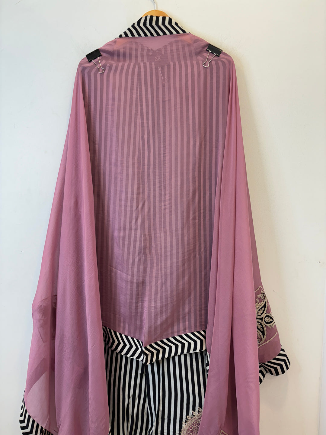 Kaari – Dori &amp; Appliqué Work Crepe Suit