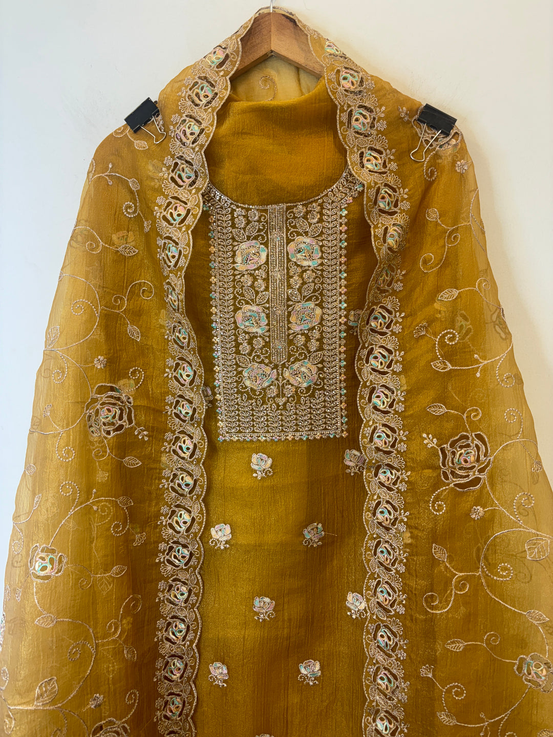 Sehrish – Crushed Tissue Suit with Laser Cut Ghera