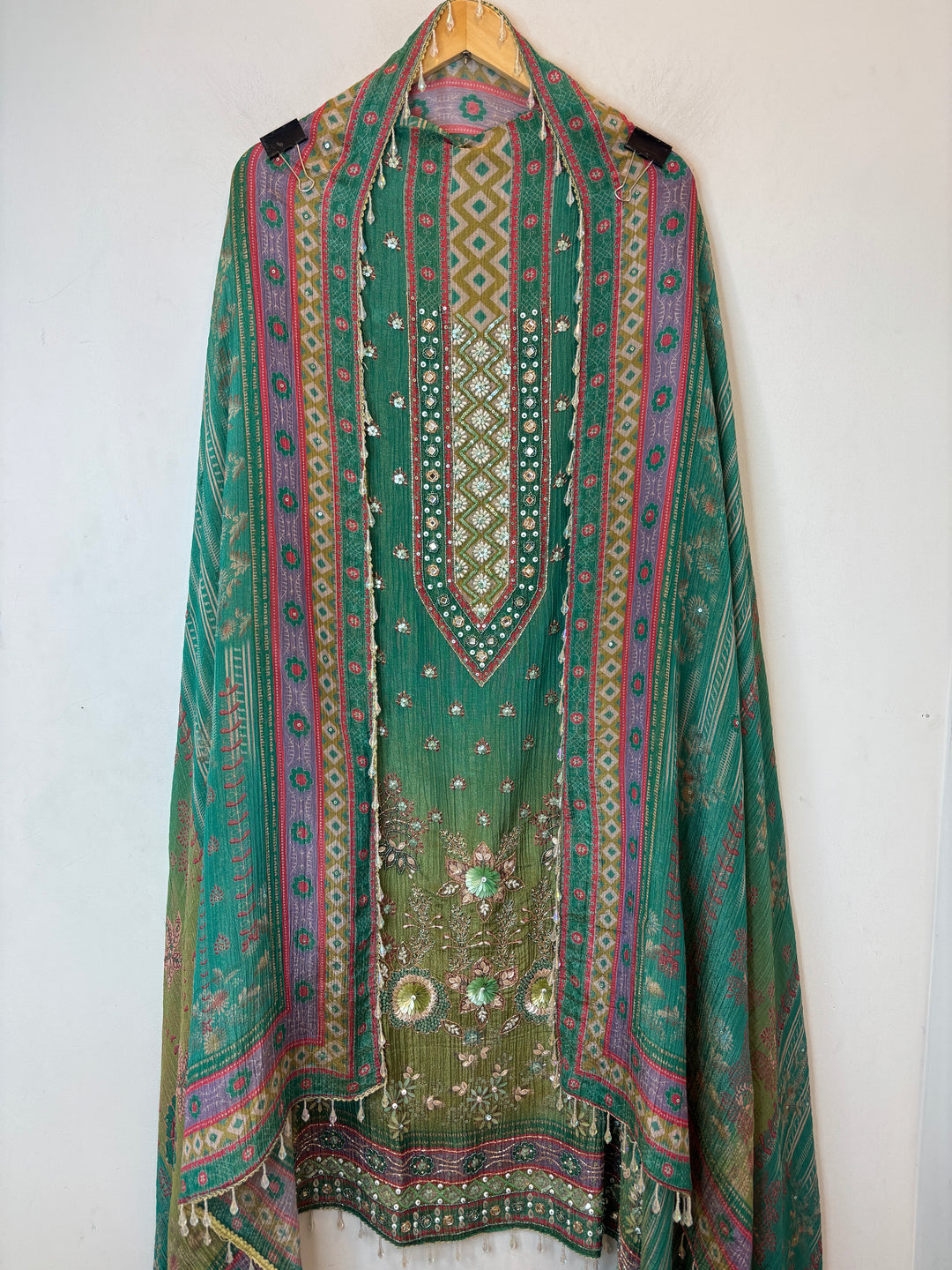 Kundara – Green Crushed Tissue 3D Kundan Suit