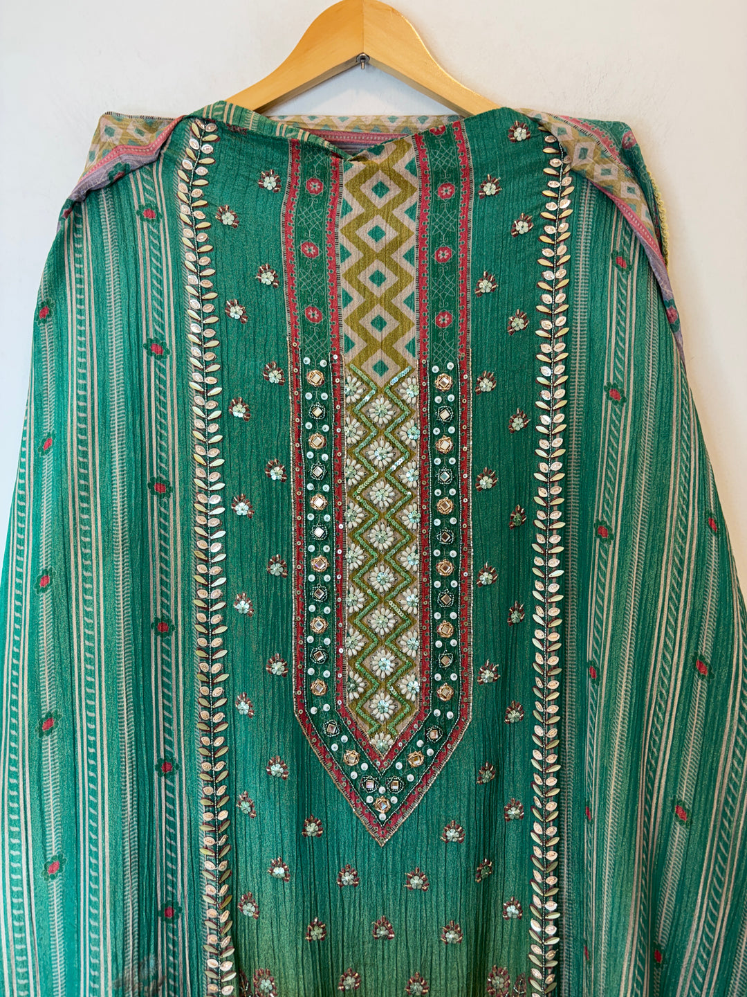 Kundara – Green Crushed Tissue 3D Kundan Suit
