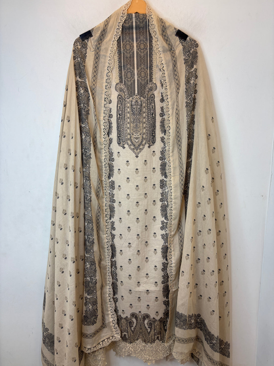 Crovera – Beige Mul Cotton Crochet Lace Suit