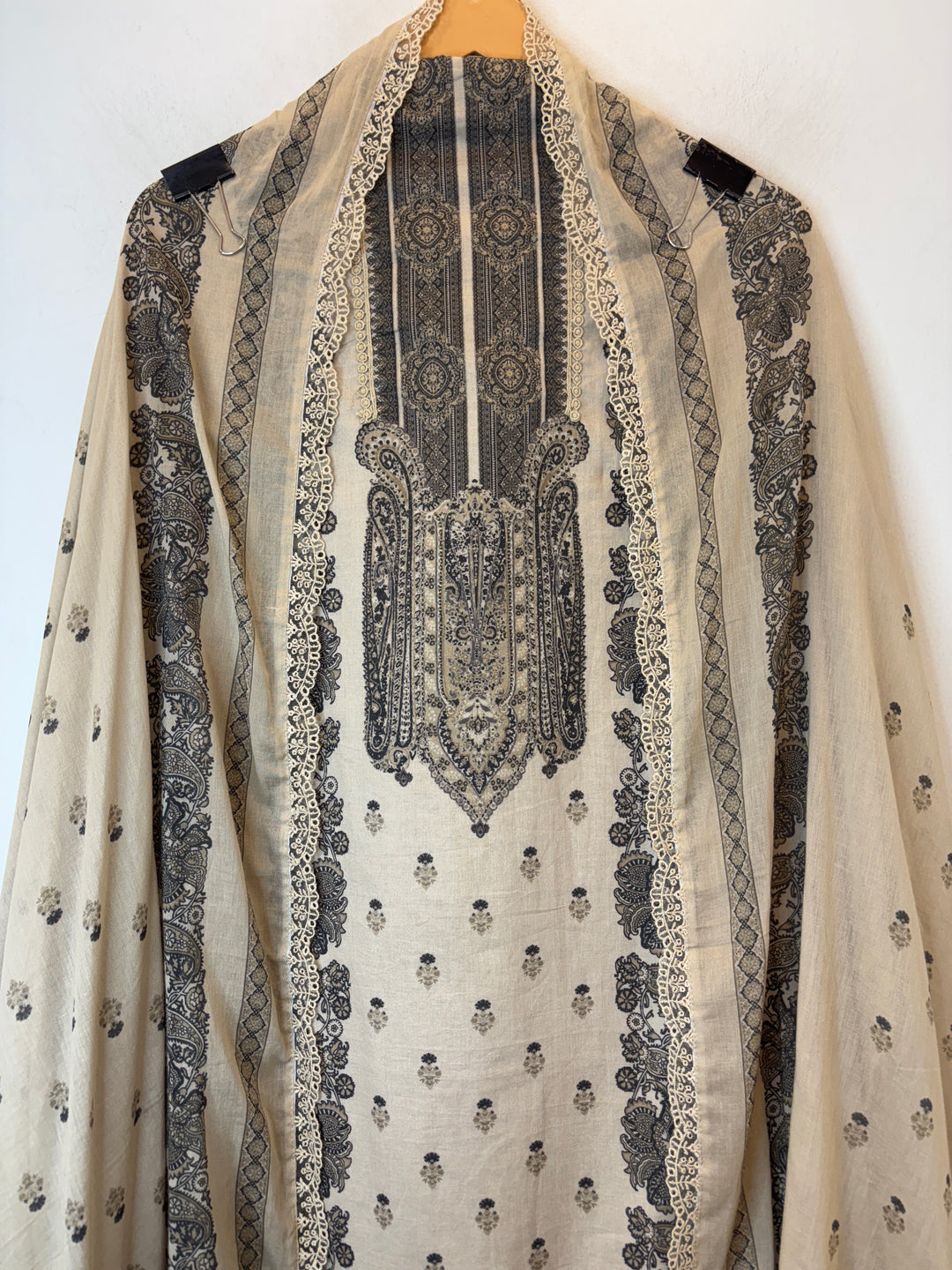 Crovera – Beige Mul Cotton Crochet Lace Suit
