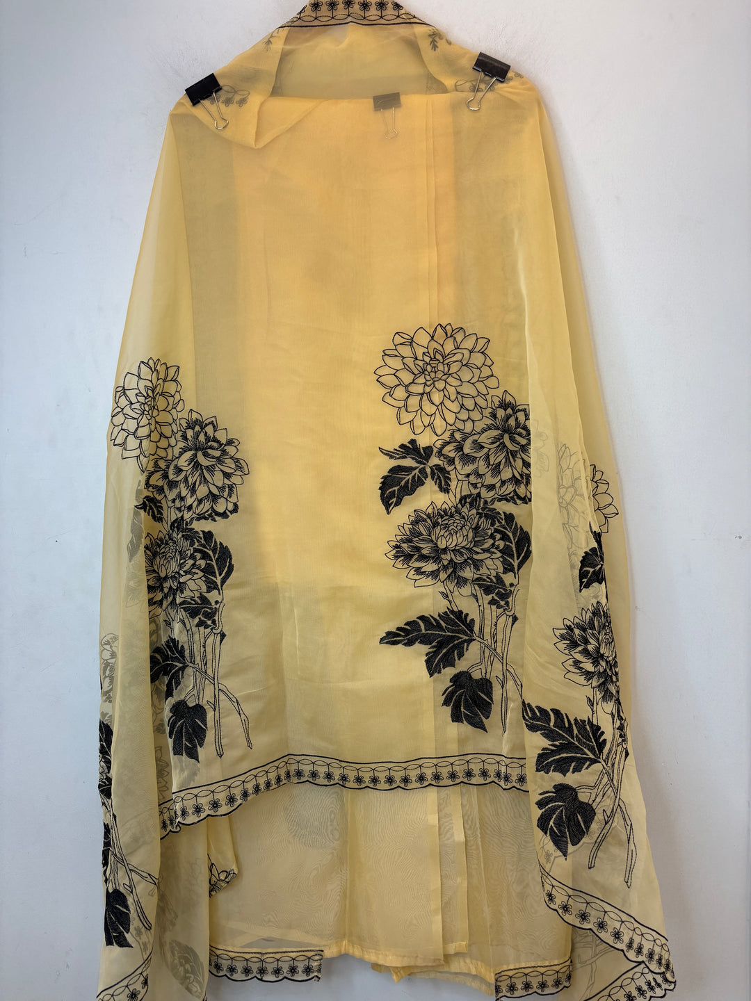 Zehara – Yellow Organza Threadwork Suit