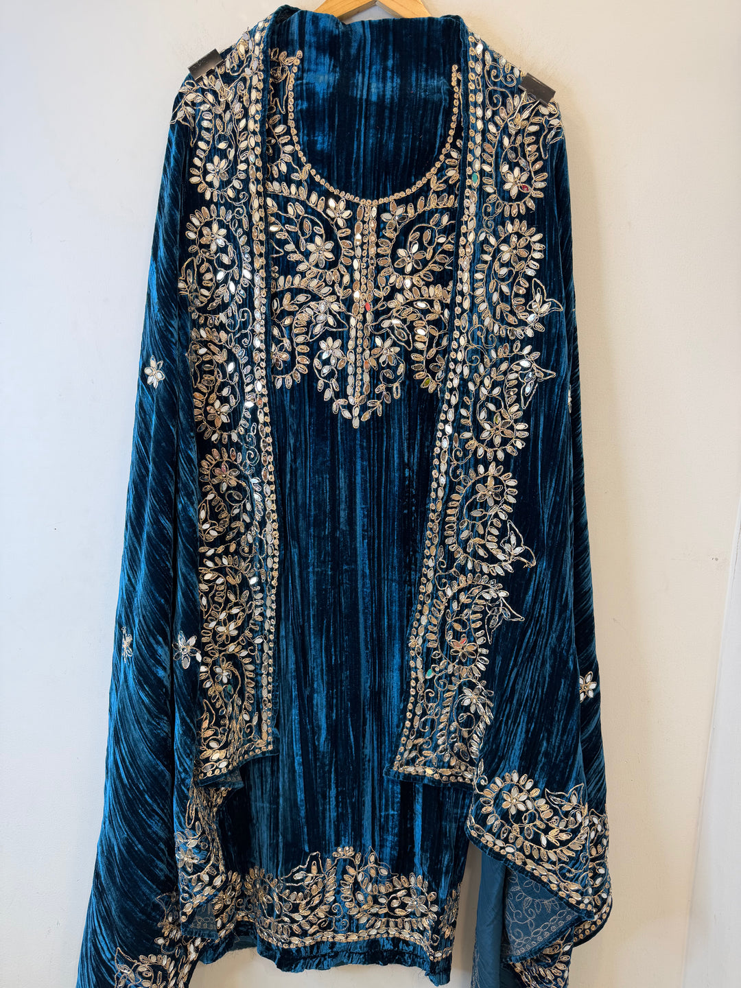 Haya – Blue Crushed Velvet Glamour