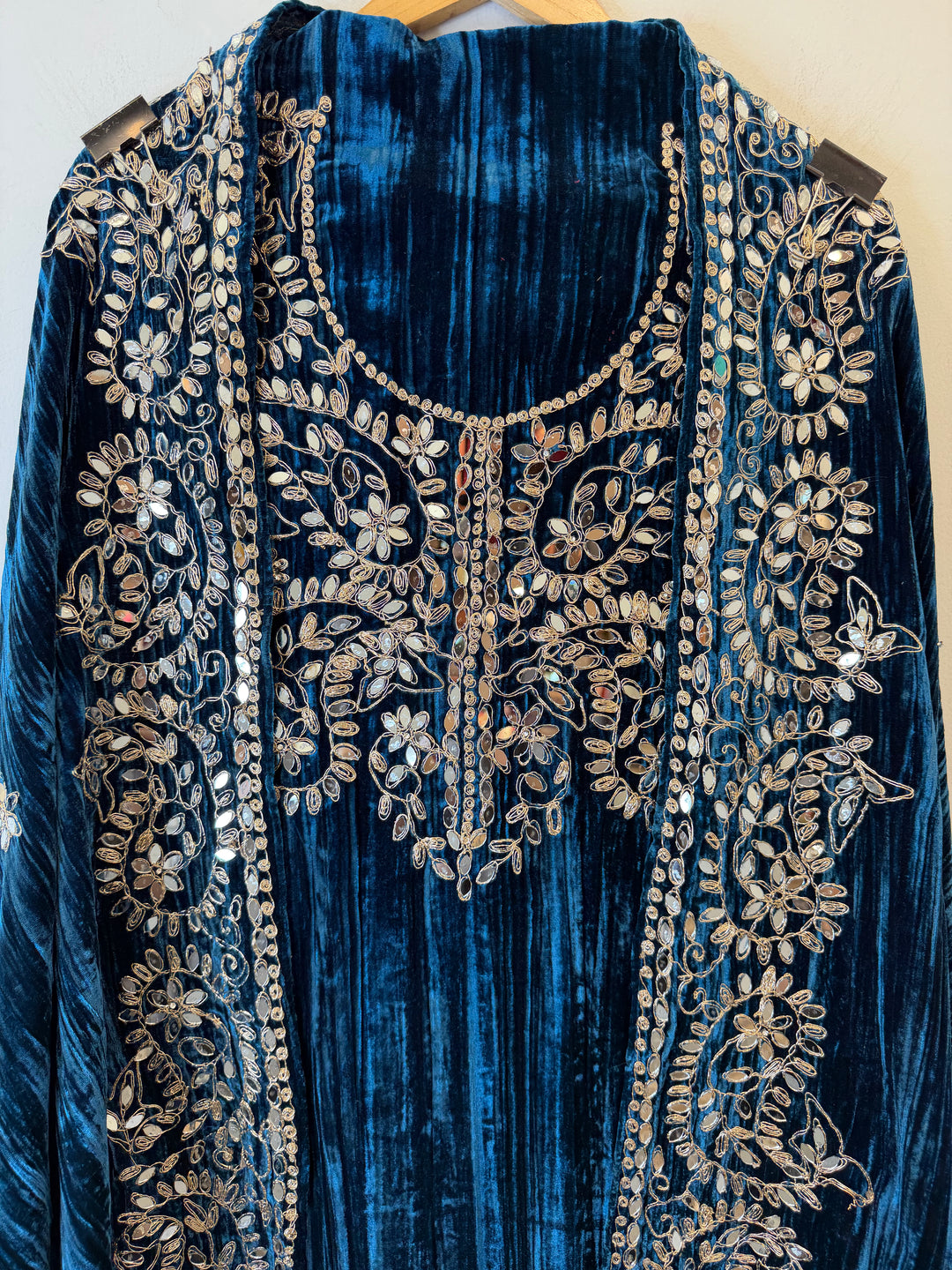 Haya – Blue Crushed Velvet Glamour