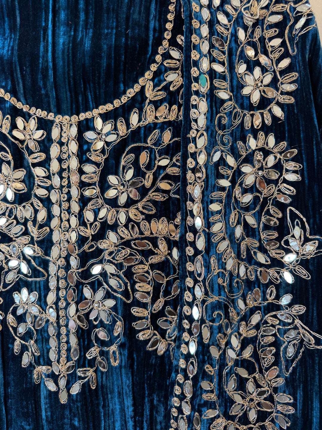 Haya – Blue Crushed Velvet Glamour