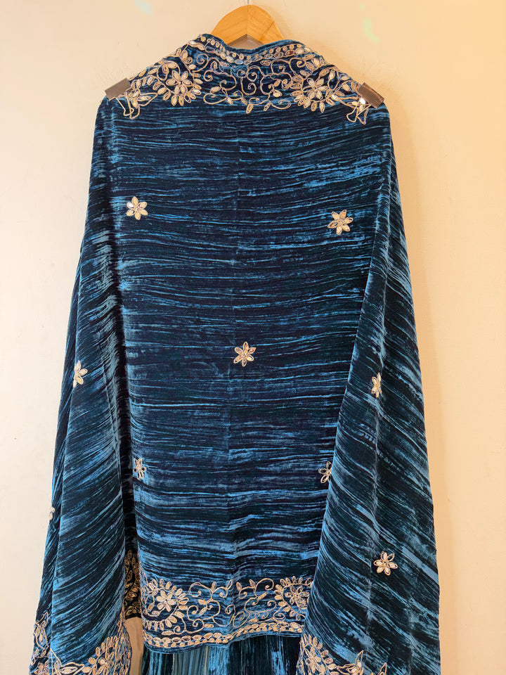 Haya – Blue Crushed Velvet Glamour