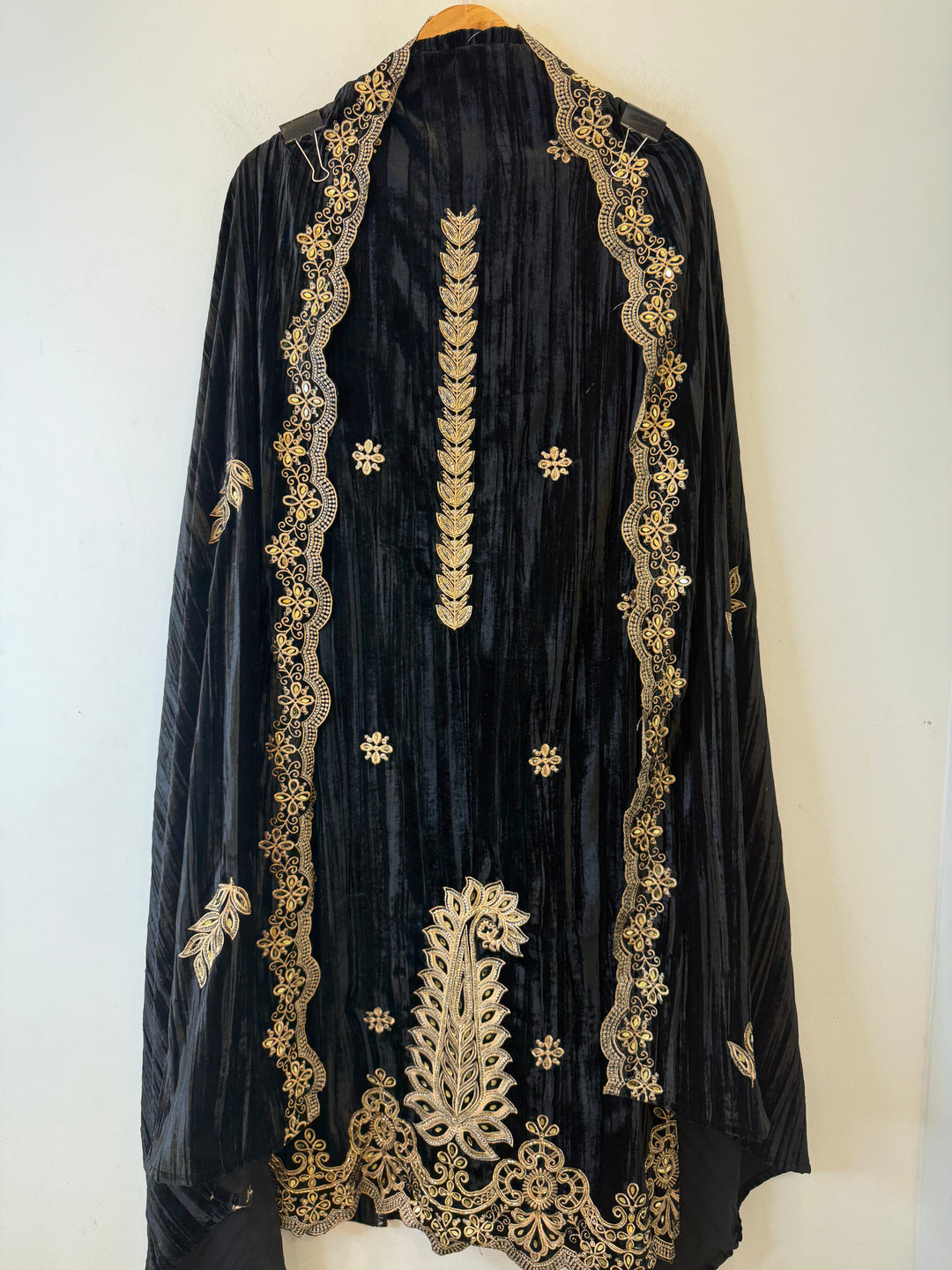 Inaayat – Black Thread &amp; Mirror Velvet Set