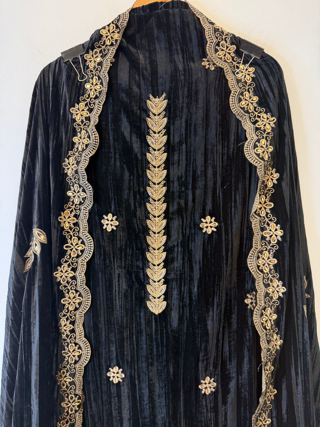 Inaayat – Black Thread &amp; Mirror Velvet Set