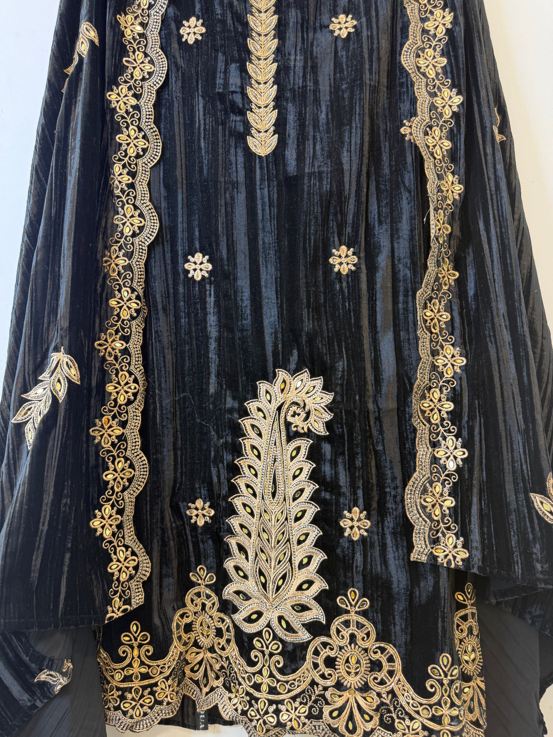 Inaayat – Black Thread &amp; Mirror Velvet Set