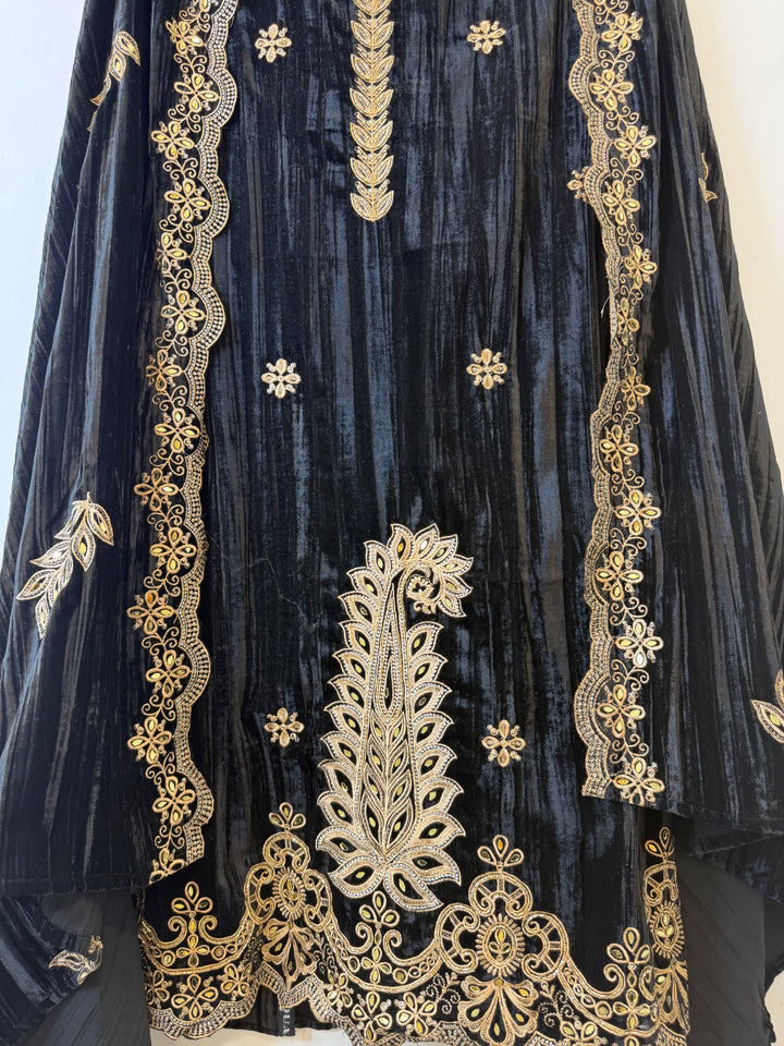 Inaayat – Black Thread &amp; Mirror Velvet Set