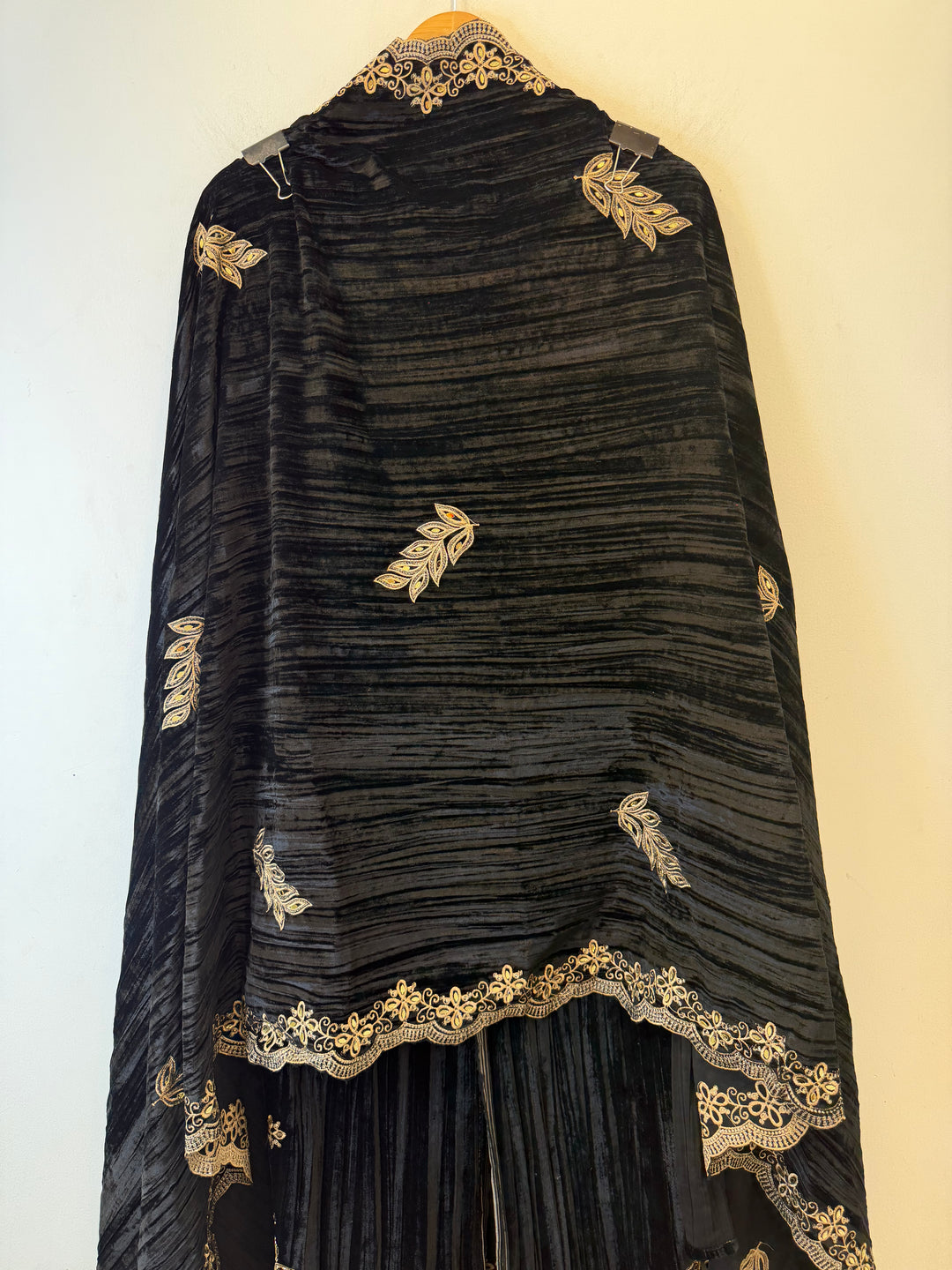 Inaayat – Black Thread &amp; Mirror Velvet Set