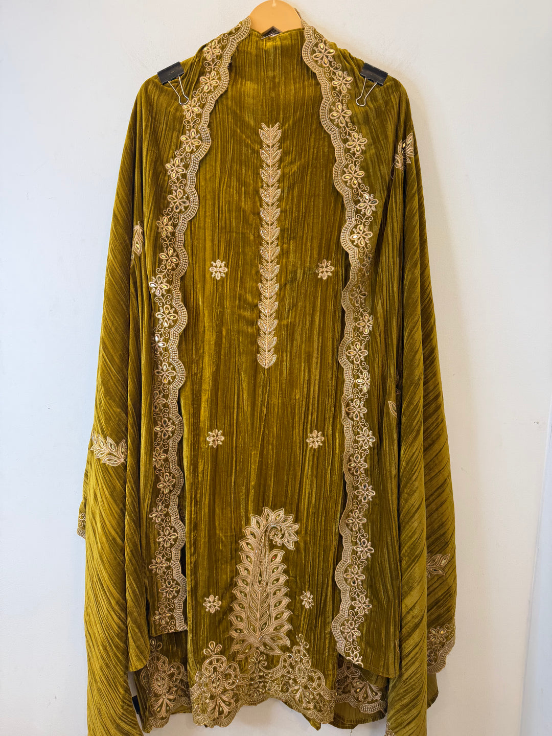 Inaayat – Mehendi Thread &amp; Mirror Velvet Set