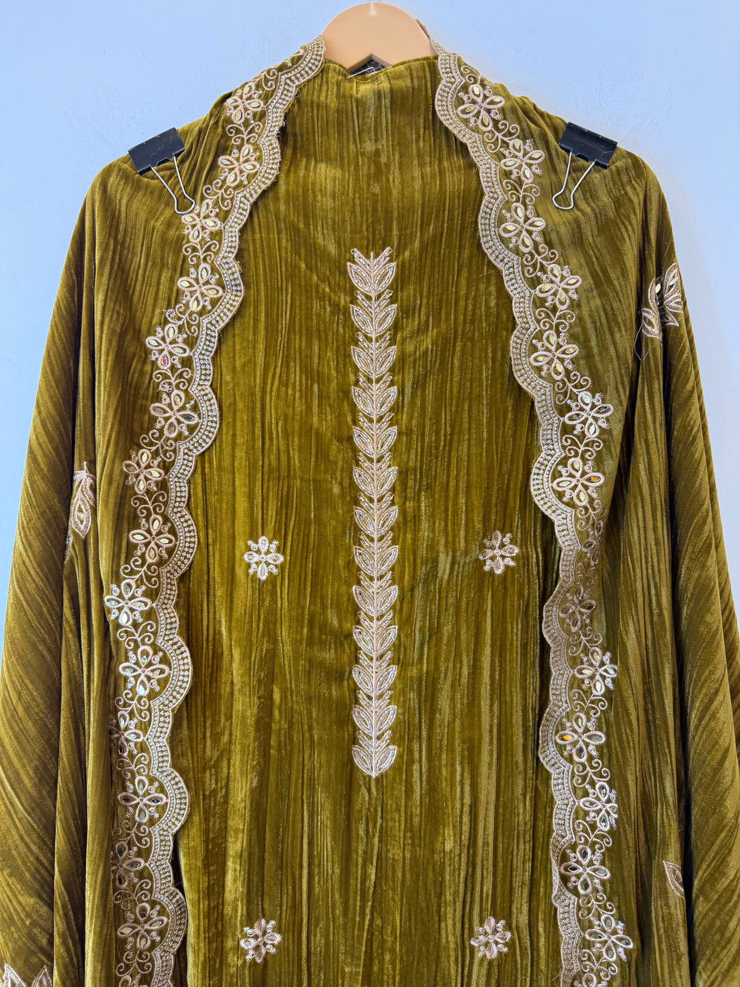 Inaayat – Mehendi Thread &amp; Mirror Velvet Set