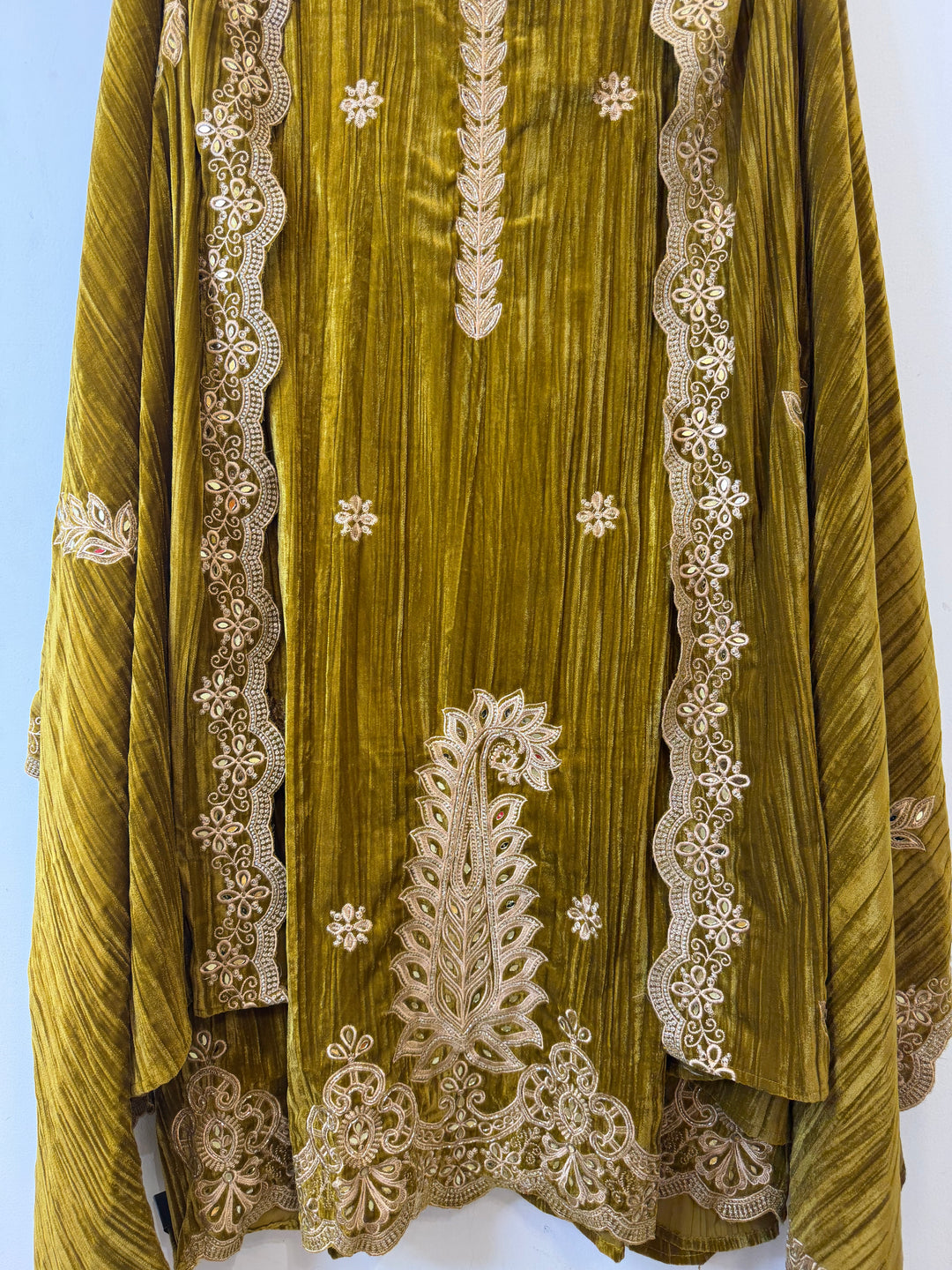 Inaayat – Mehendi Thread &amp; Mirror Velvet Set