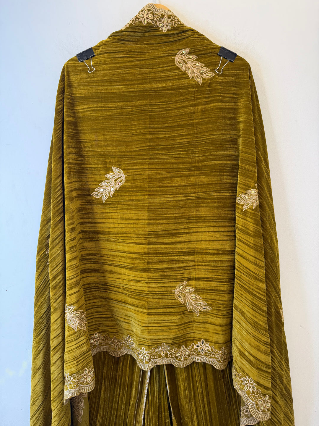 Inaayat – Mehendi Thread &amp; Mirror Velvet Set