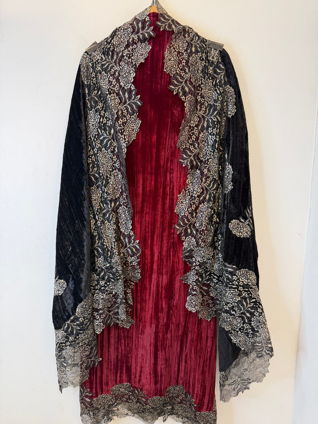 Velora – Crushed Velvet Chantilly Lace Set