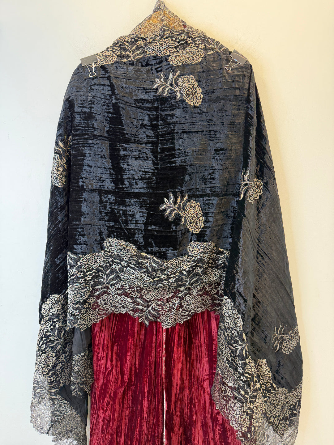 Velora – Crushed Velvet Chantilly Lace Set