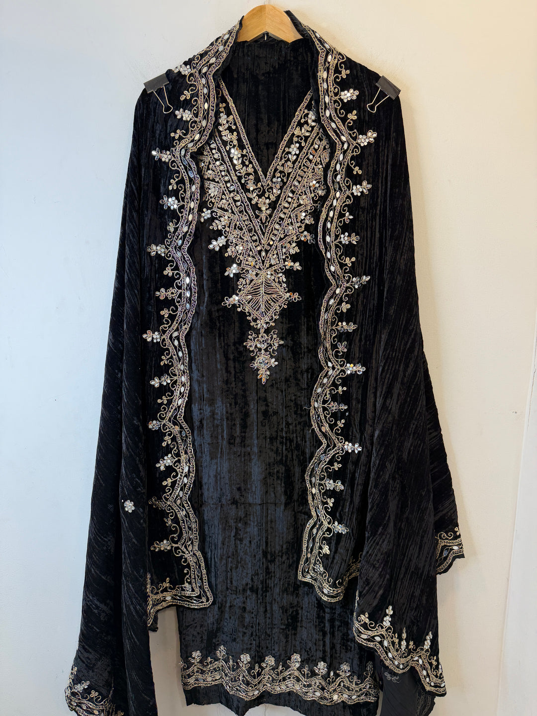 Zareen – Black Crushed Velvet Mirror Work Suit