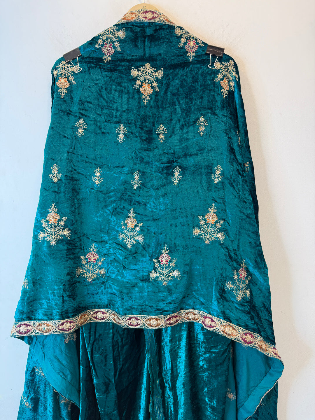 Raveena – Silk Velvet Dori Work Suit