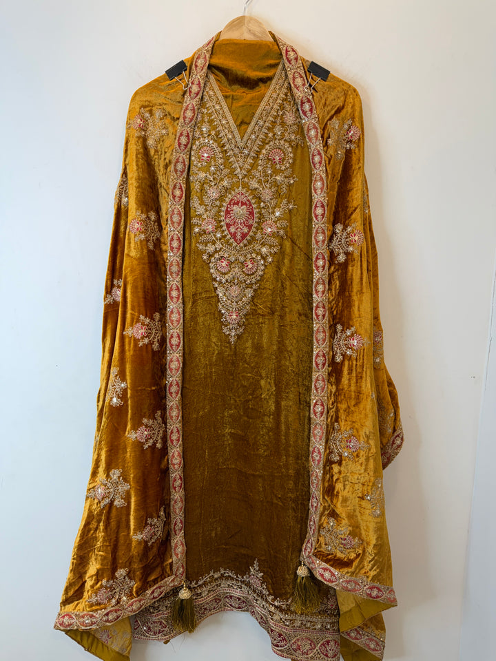 Raveena – Silk Velvet Dori Work Suit