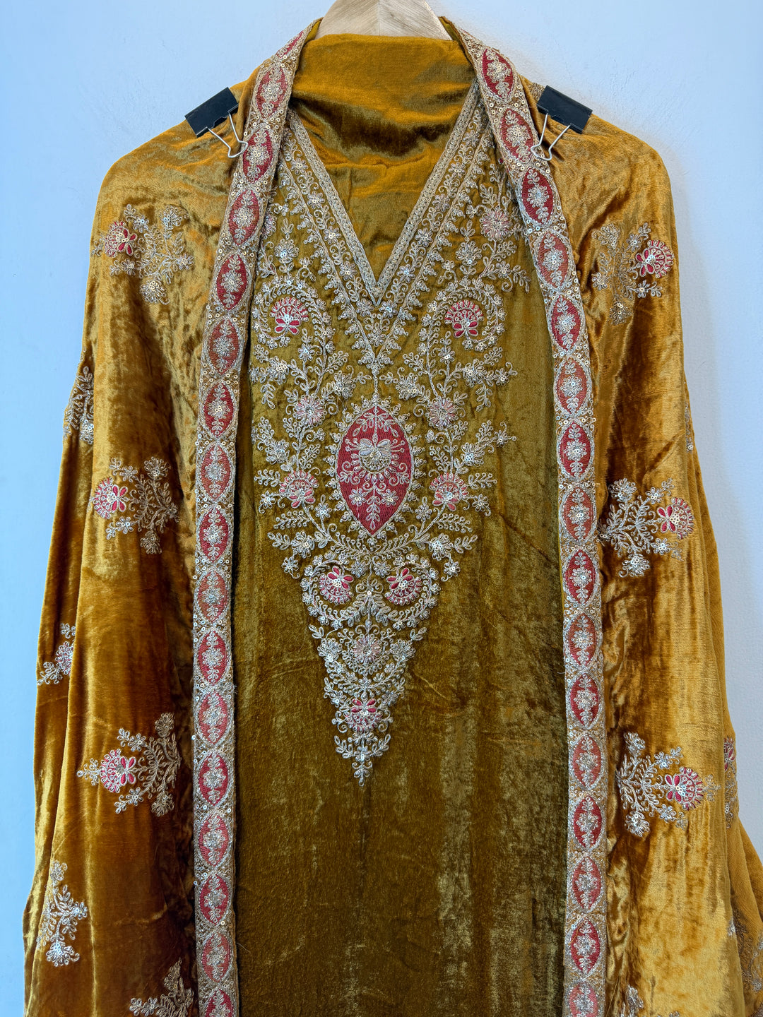 Raveena – Silk Velvet Dori Work Suit