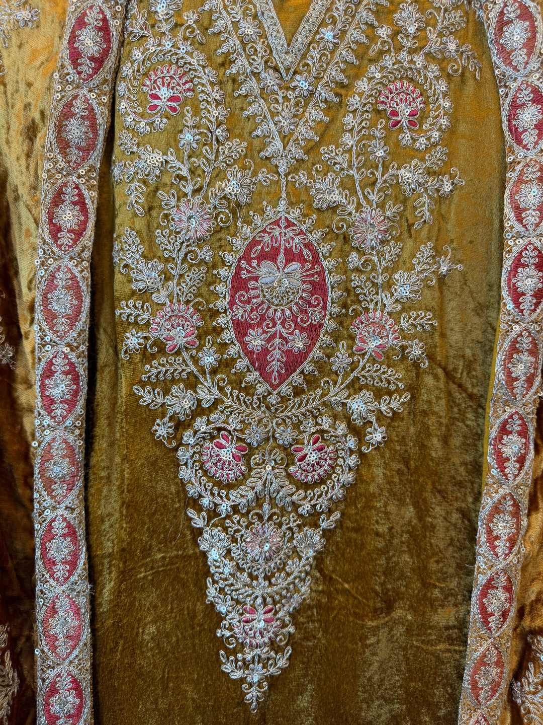 Raveena – Silk Velvet Dori Work Suit