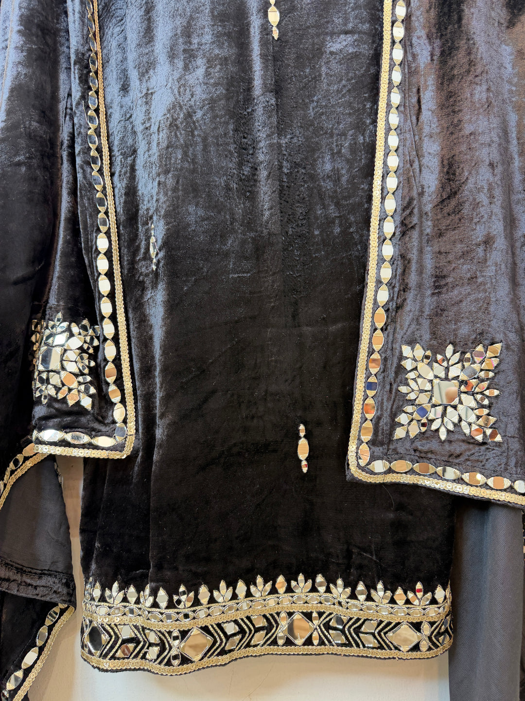 Zohaina – Velvet Mirror Embroidered Suit