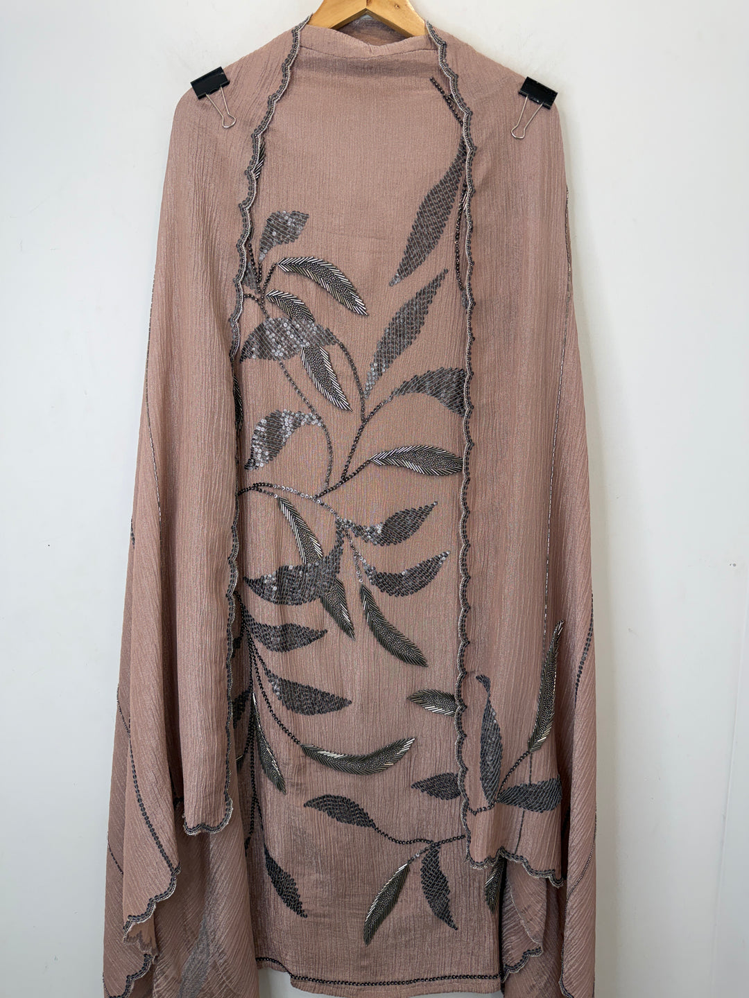 Kiyara – Crushed Tissue Metallic Handwork Suit