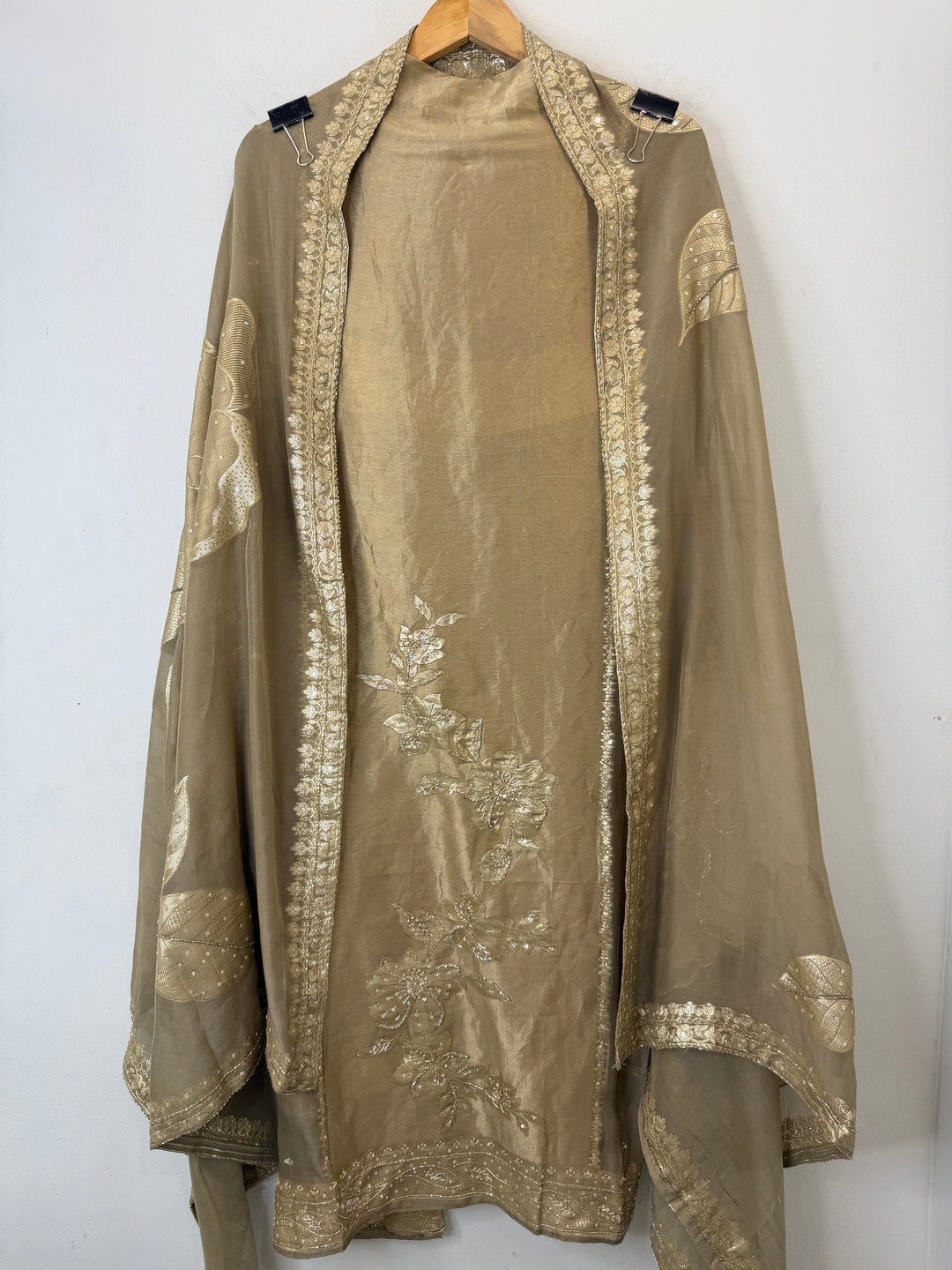 Banira – Tissue Organza Banarasi Handwork Suit