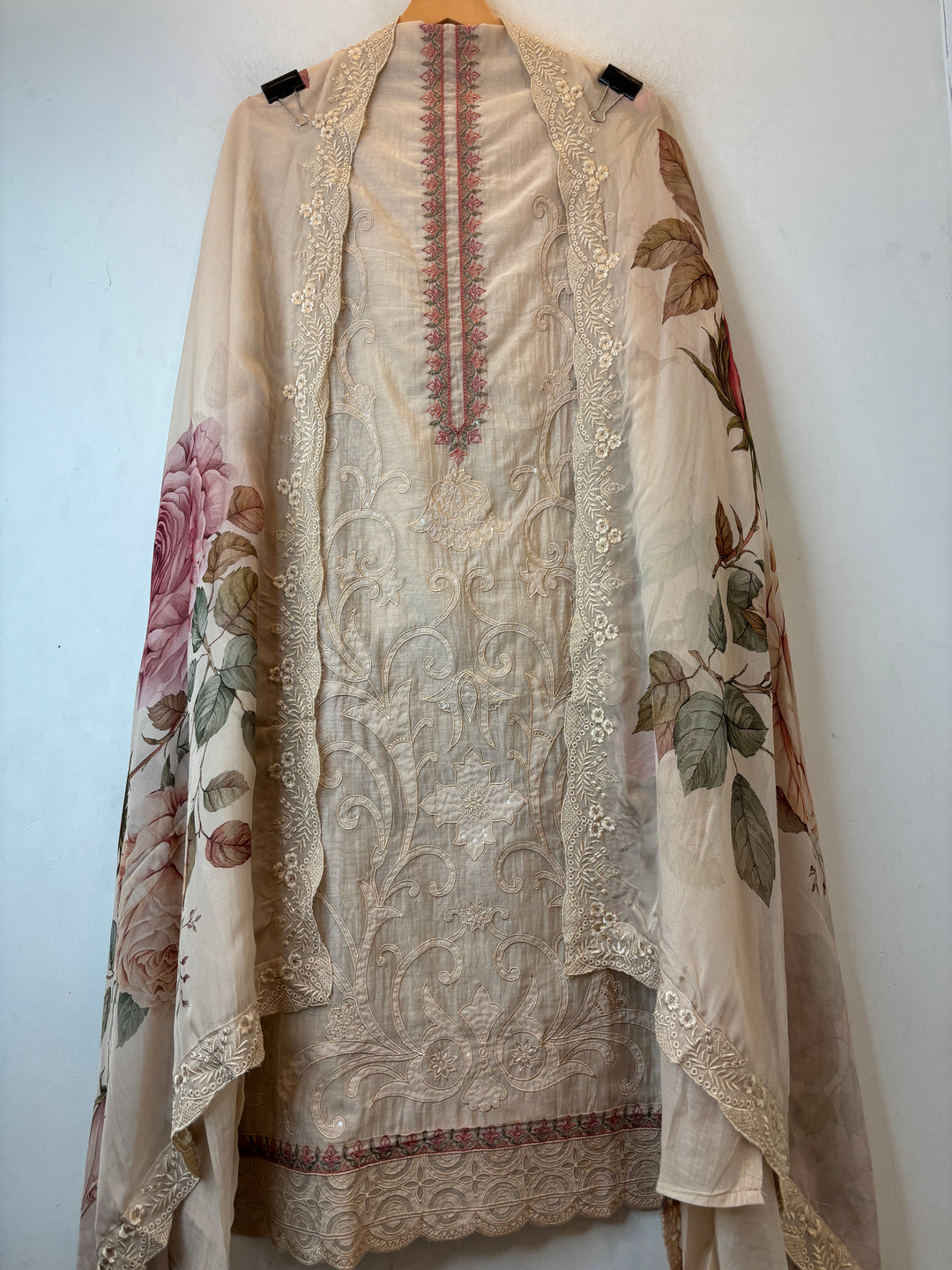 Aplessa – Beige Mul Chanderi Appliqué Suit