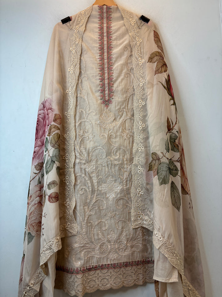 Aplessa – Beige Mul Chanderi Appliqué Suit