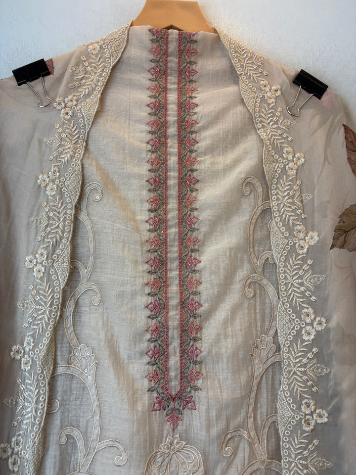 Aplessa – Beige Mul Chanderi Appliqué Suit