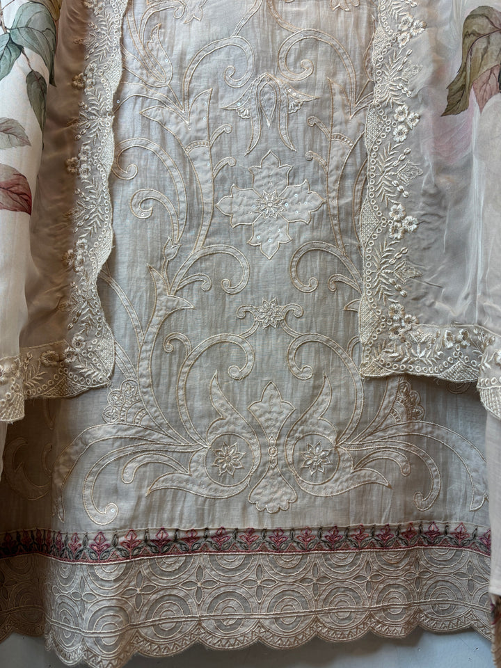 Aplessa – Beige Mul Chanderi Appliqué Suit