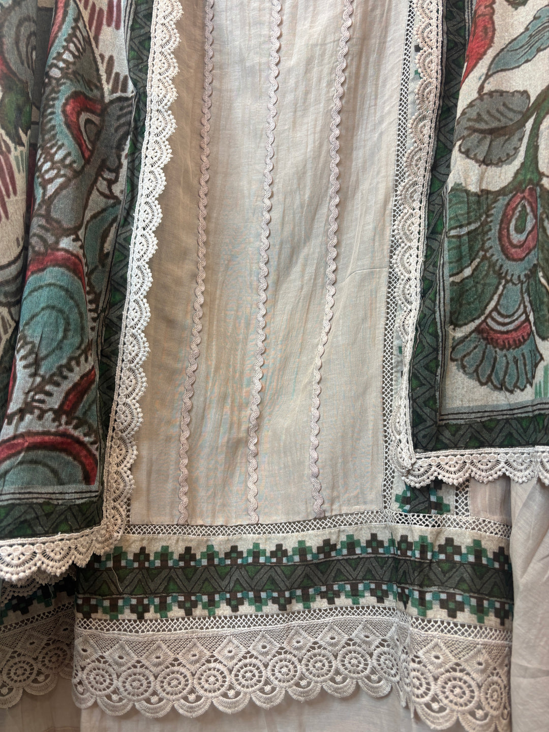 Zareefa – Beige Mul Chanderi Embellished Suit