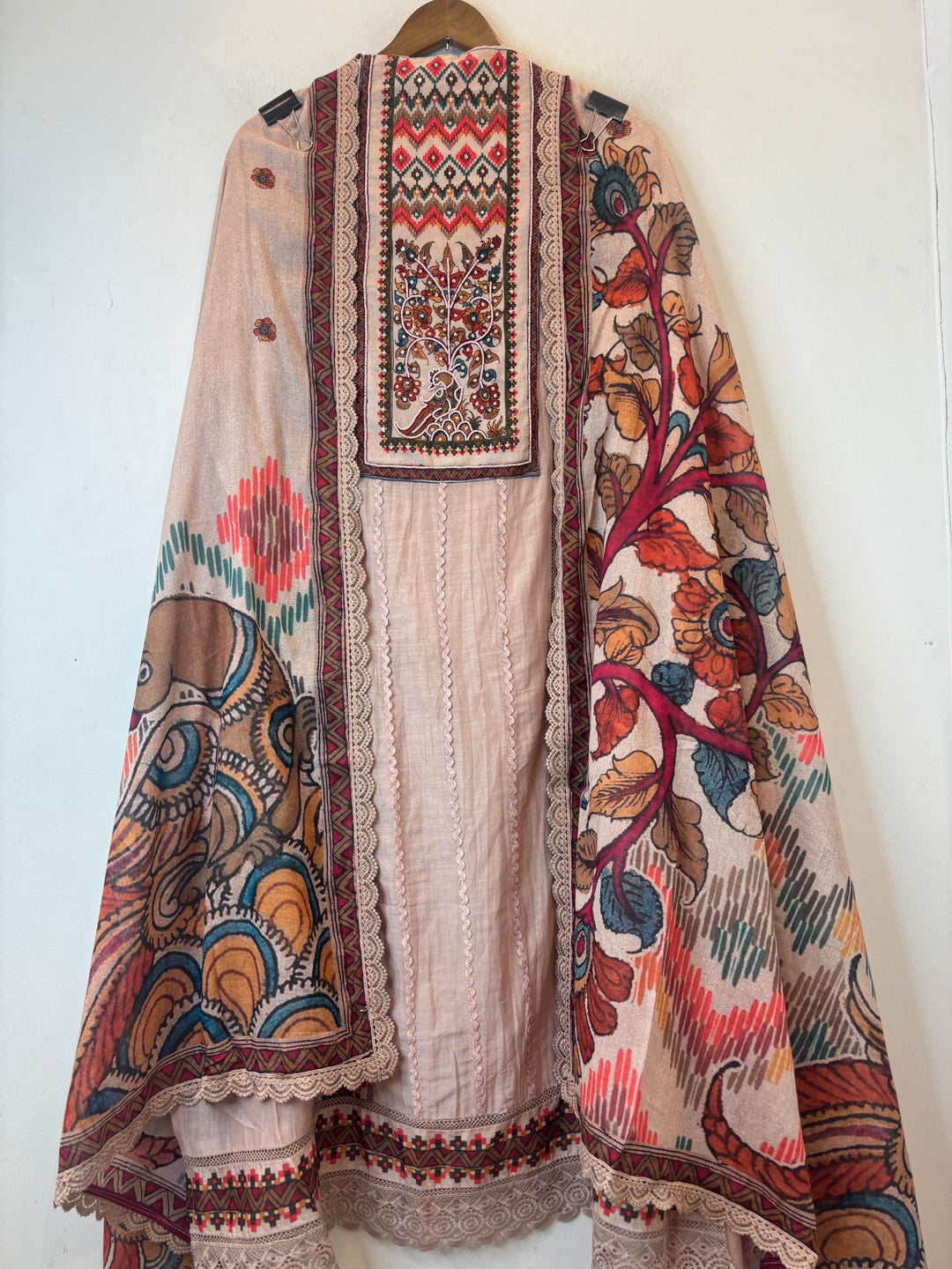 Zareefa – Peach Mul Chanderi Embellished Suit